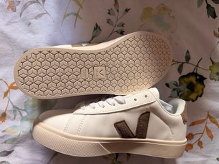 Zapatillas Veja blancas y marrones