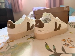 Zapatillas Veja blancas y marrones