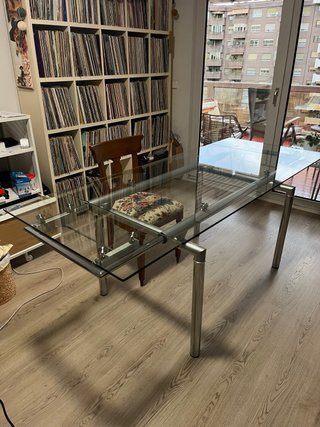 Mesa de comedor de cristal y metal