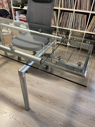 Mesa de comedor de cristal y metal
