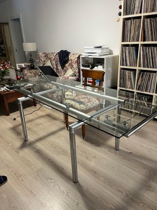 Mesa de comedor de cristal y metal