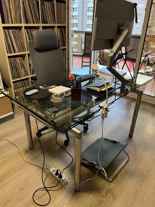 Mesa de comedor de cristal y metal