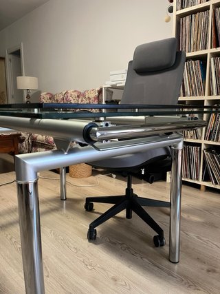 Mesa de comedor de cristal y metal