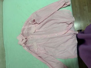 Camisa de rayas rosa y blanca