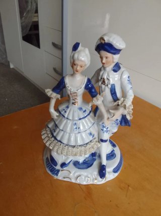Figura decorativa pareja porcelana