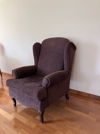 Butaca orejera marrón con patas madera