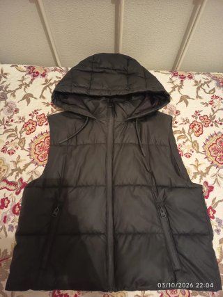 Chaleco Acolchado Negro con Capucha Zara