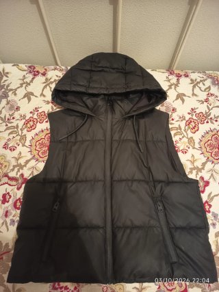 Chaleco Acolchado Negro con Capucha Zara