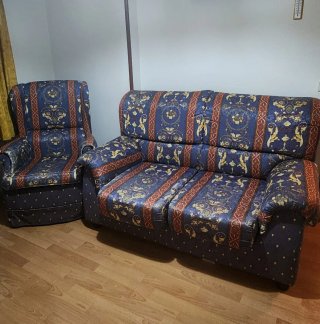 Sofá y sillón azul con estampado dorado