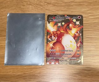 Carta Pokémon Charizard metalica VMAX con funda