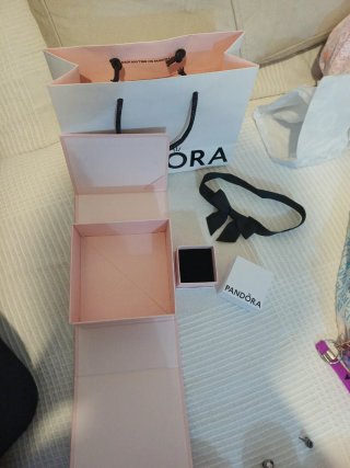 Bolsa y caja Pandora rosa y negra
