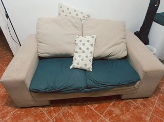 Sofá de dos plazas beige y azul