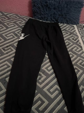 Sudadera Nike Gris con Logo y Pantalon negro