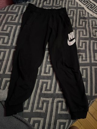Sudadera Nike Gris con Logo y Pantalon negro