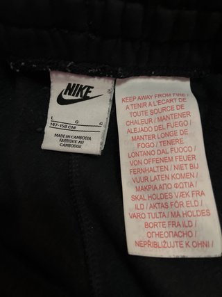 Sudadera Nike Gris con Logo y Pantalon negro
