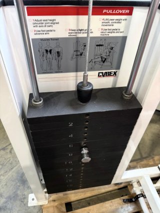 Máquina de gimnasio Cybex Pullover