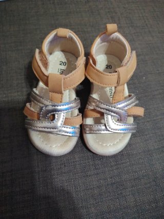 Sandalias para niña doradas
