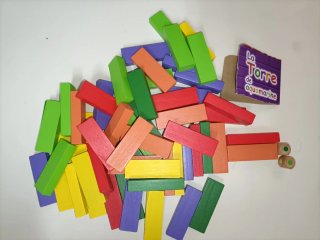 Juego de torre de madera y dados