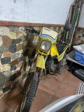 Moto Suzuki Enduro Amarilla