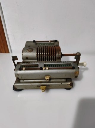 Calculadora mecánica antigua Iris (Modelo XIII)
