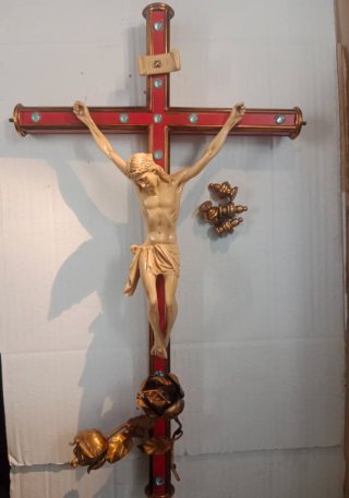 Crucifijo antiguo con rosas de metal (56 cm)