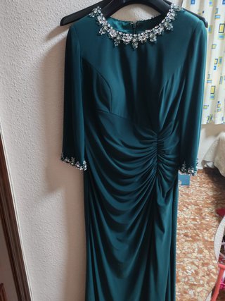 Vestido largo verde con pedrería