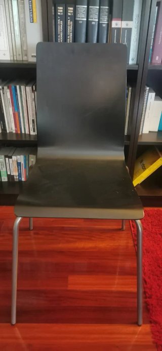 Sillas de oficina wengue con patas de metal.