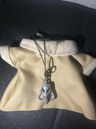 Mini Yoda sin uso con ropa, colar y pilas incluido