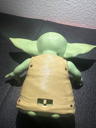 Mini Yoda sin uso con ropa, colar y pilas incluido