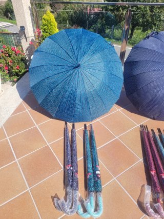 Paraguas multicolor con estampado de gatitos