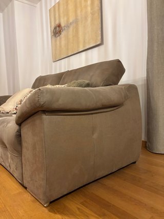 Sofá reclinable con apertura eléctrica.