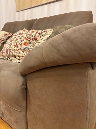 Sofá reclinable con apertura eléctrica.