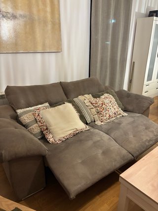 Sofá reclinable con apertura eléctrica.