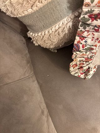 Sofá reclinable con apertura eléctrica.