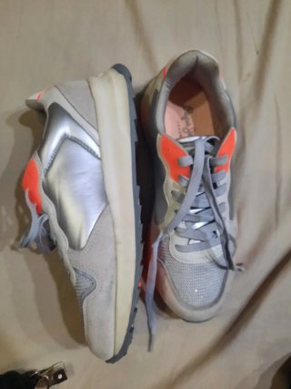 Zapatillas Pepe Jeans plateadas y naranjas