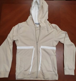 Sudadera beige con capucha y cremallera