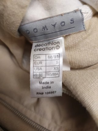 Sudadera beige con capucha y cremallera