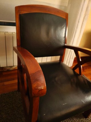 Butaca de Madera y Piel Sintética