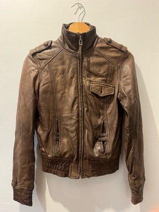 Cazadora de Piel Marrón Hombro39,Sisa45,largo58cm