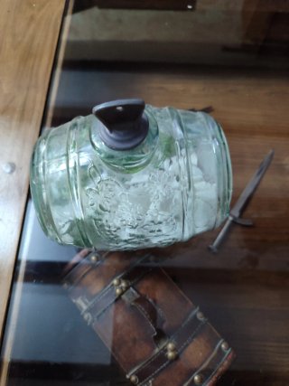 Barril pequeño de cristal antiguo