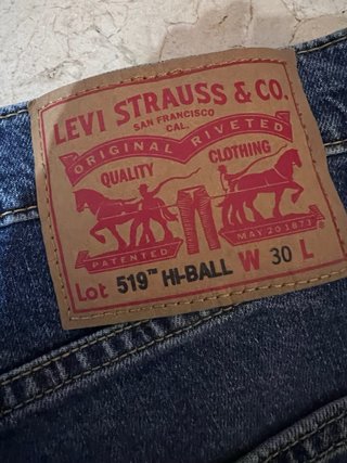 Pantalón Levi's 519 HI BALL W30