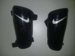 Espinilleras Nike Negras