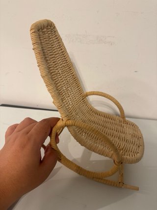 Mecedora de mimbre para muñecas