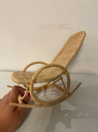 Mecedora de mimbre para muñecas