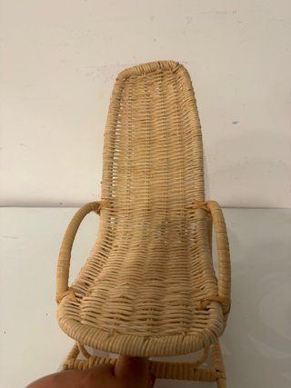 Mecedora de mimbre para muñecas