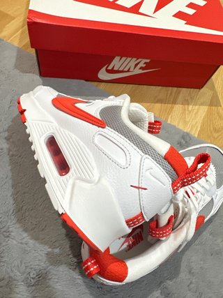 Zapatillas Nike Blancas y Rojas