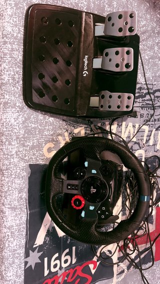 Volante Logitech G con Pedales