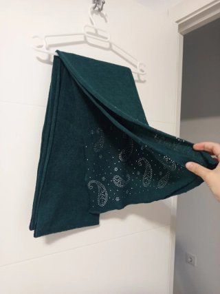 Bufanda verde con pedrería