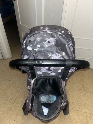Carro de bebé gris con estampado