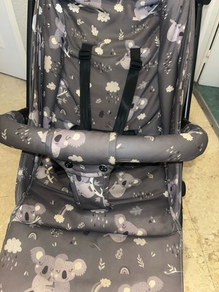 Carro de bebé gris con estampado
